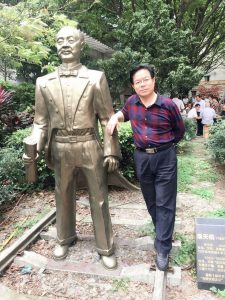 【1】作者：董雪昌与“中国铁路之父”——詹天佑 铜像。