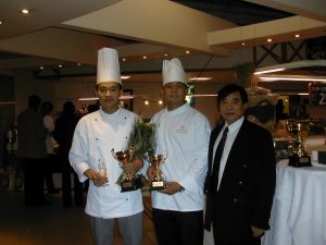 中国烹饪大师陈惠荣(右)与荷华名厨合影